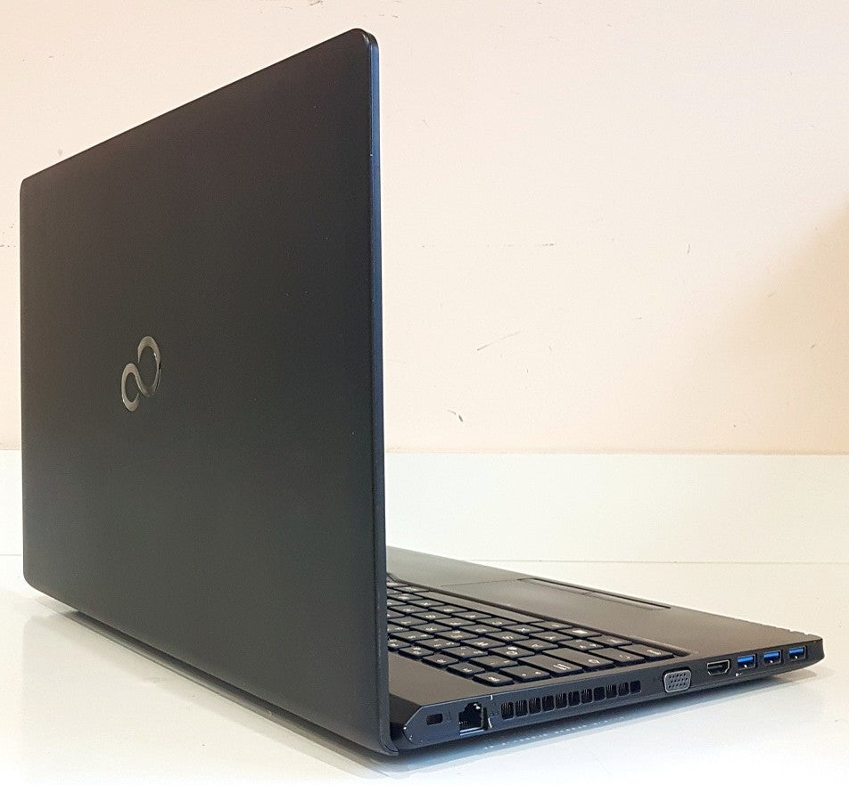 Fujitsu Lifebook A557 i5-7200U / 8 GB / 256 GB SSD / FHD / Win 11