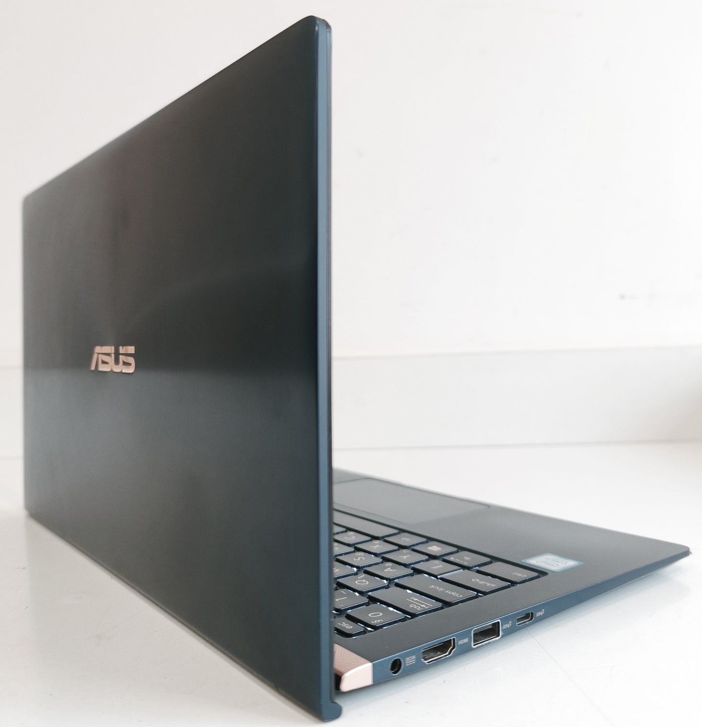 Asus Zenbook 14 UX433FA  i5-8265U / 8 GB / 256 GB SSD / FHD / Win 11