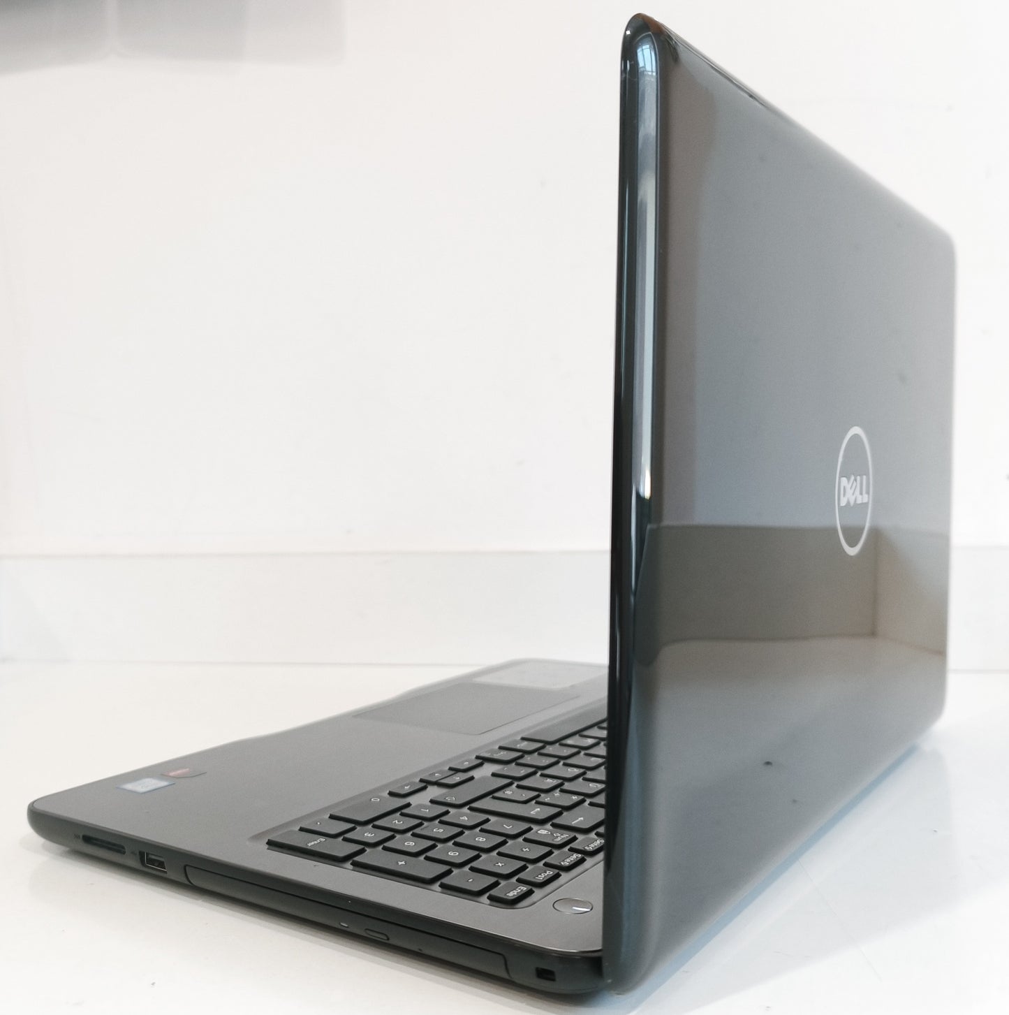 DELL Inspiron 5567  i7-7500U / 16 GB / 256 GB SSD / FHD / R7 / Win 11