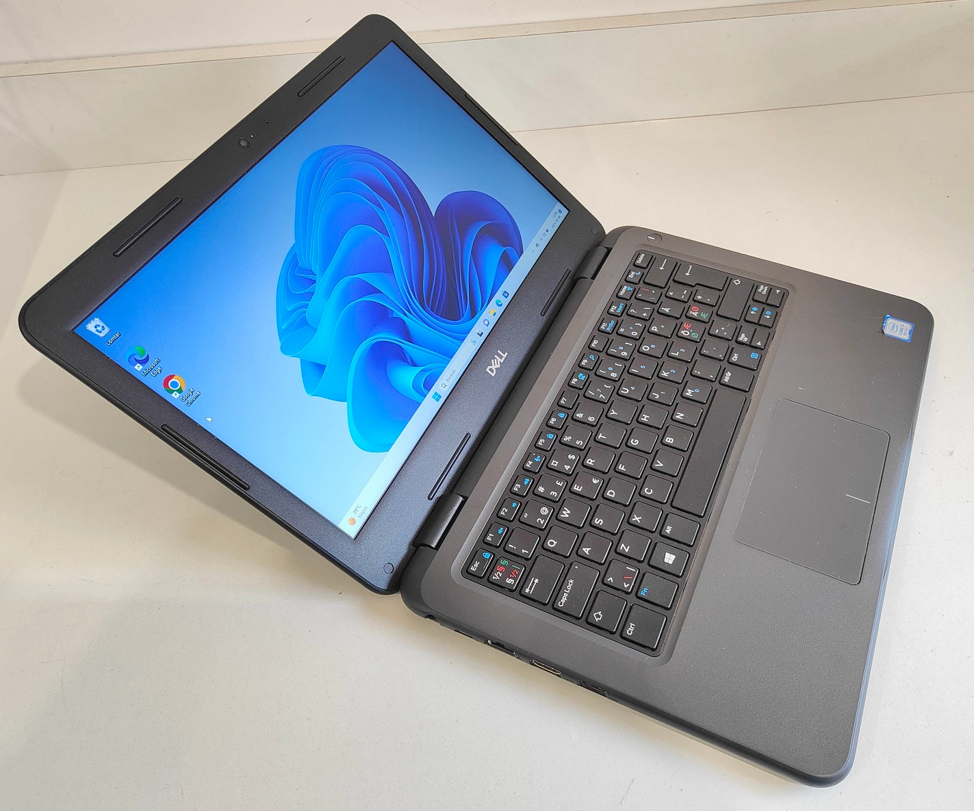 DELL Latitude 3300  i3-7020U / 8 GB / 120 GB SSD / Win 11