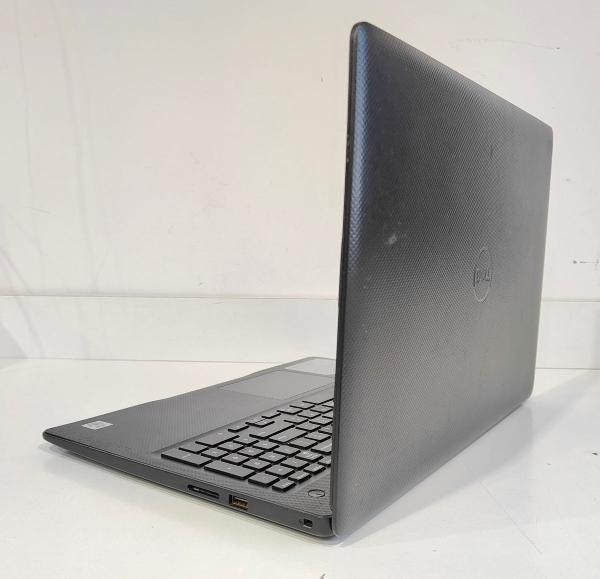 DELL Vostro 15-3568   i5-7200U / 8 GB / 256 GB SSD / HD / Win 11