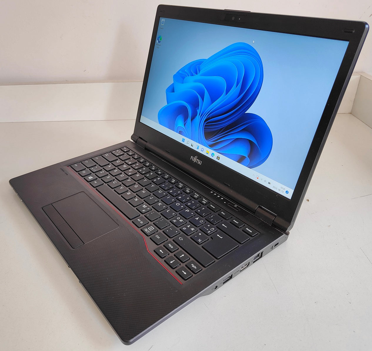 Fujitsu Lifebook E449 i3-8145U / 8 GB / 256 GB SSD / FHD / Win 11