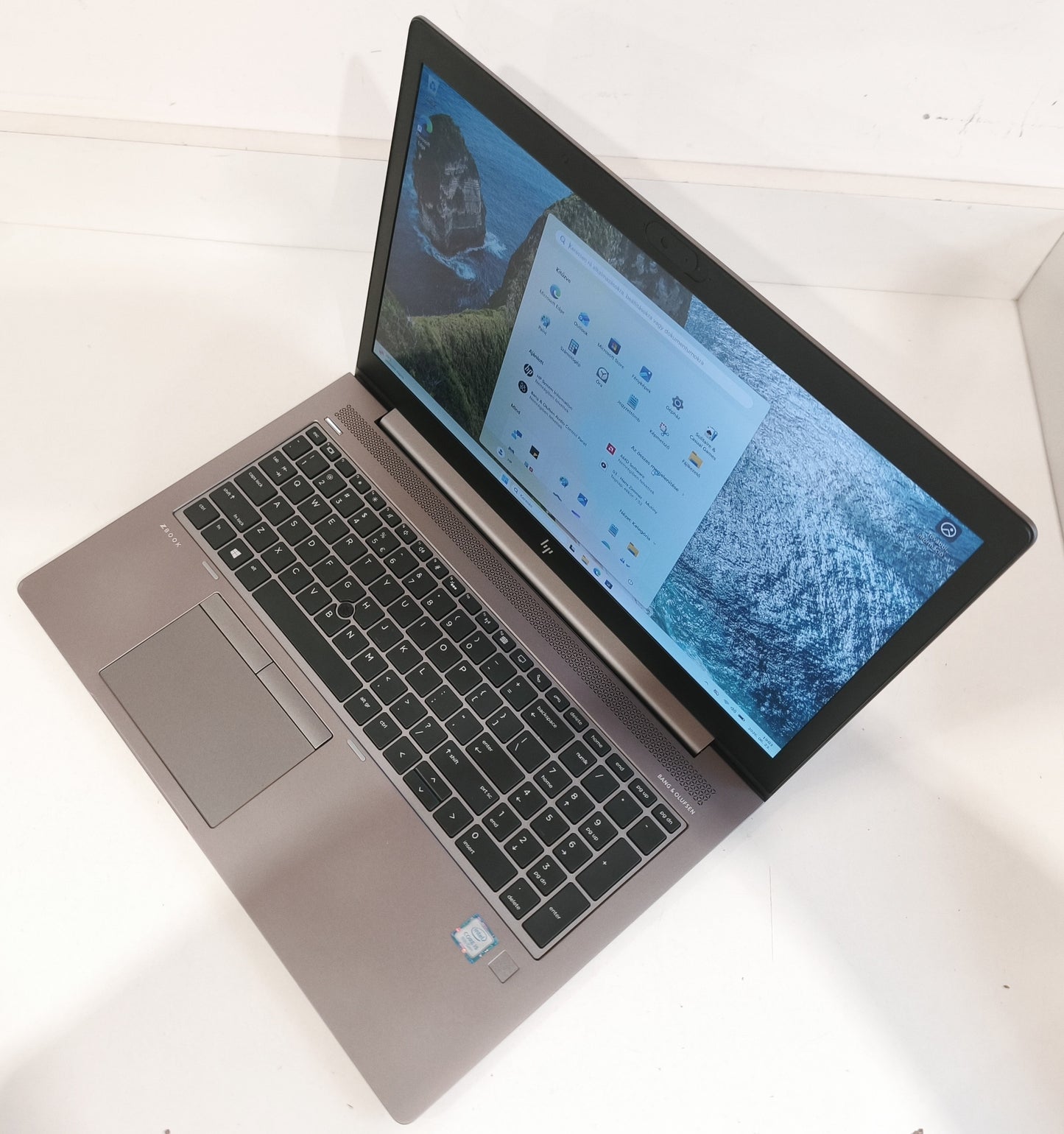 HP ZBook 15u G5   i5-8250U / 8 GB / 256 GB SSD / FHD / Radeon / Win 11