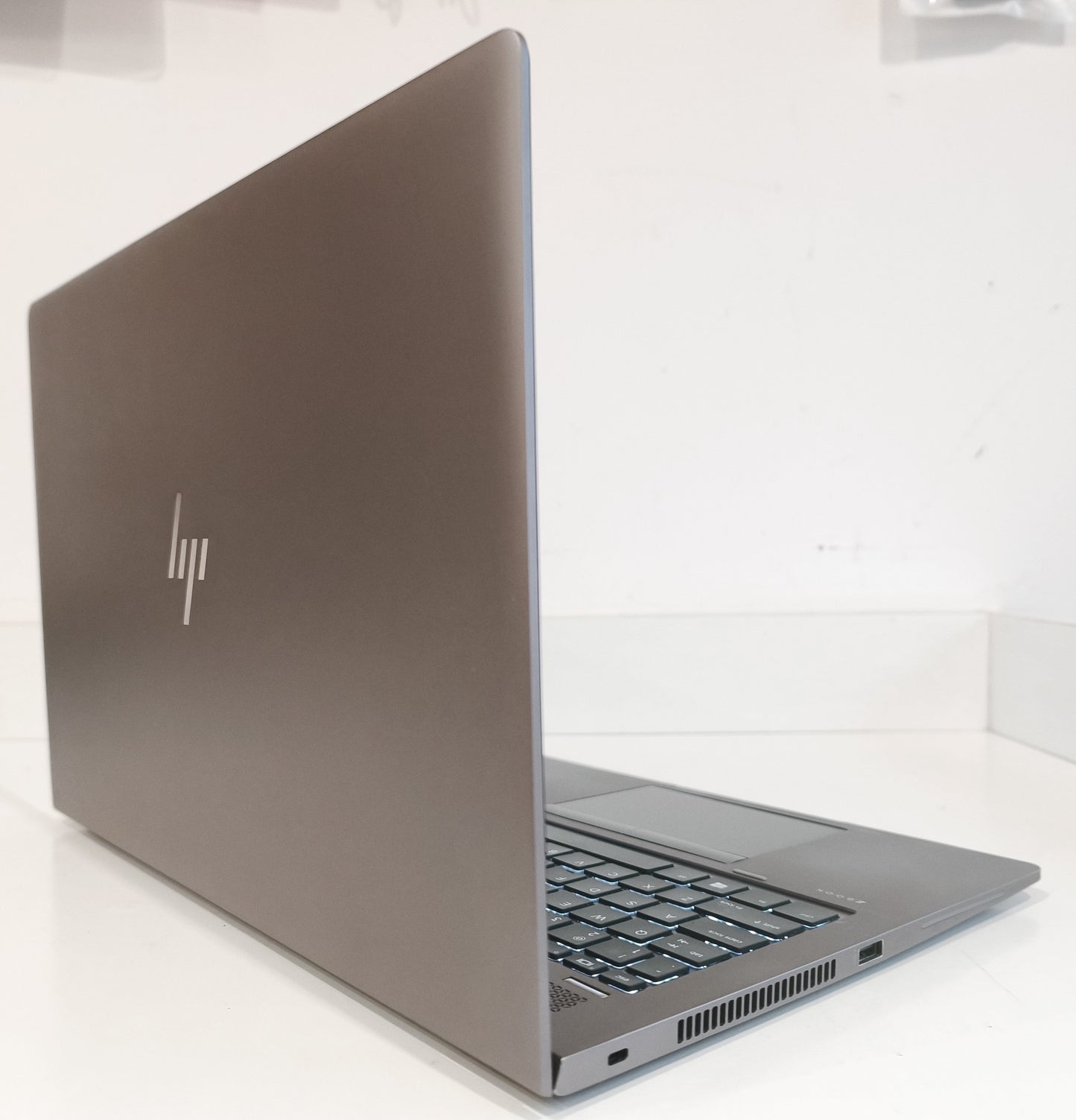 HP ZBook 15u G5   i5-8250U / 8 GB / 256 GB SSD / FHD / Radeon / Win 11