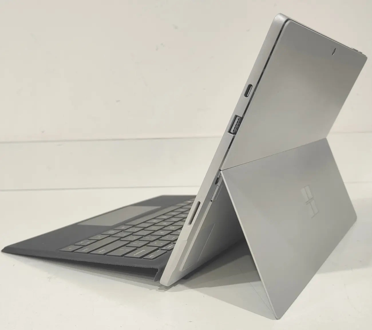 Microsoft Surface Pro 7+  i5-1135G7 / 16 GB / 256 GB SSD / FHD Touch / Win 11